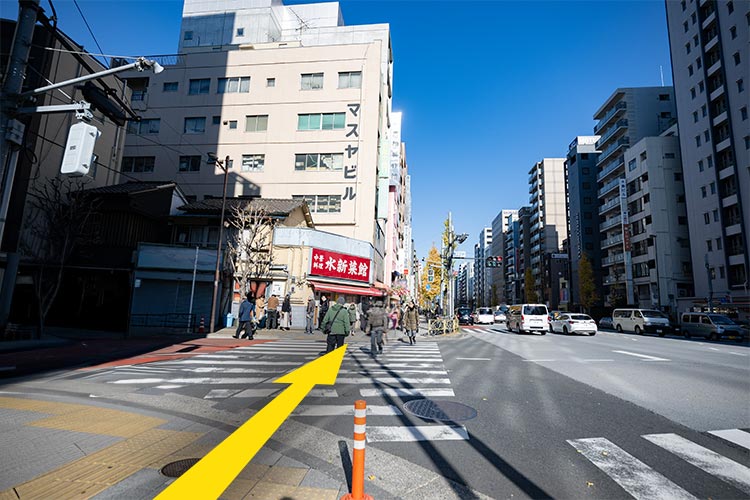 福井町通りの横断歩道を渡り道なりに進みます。